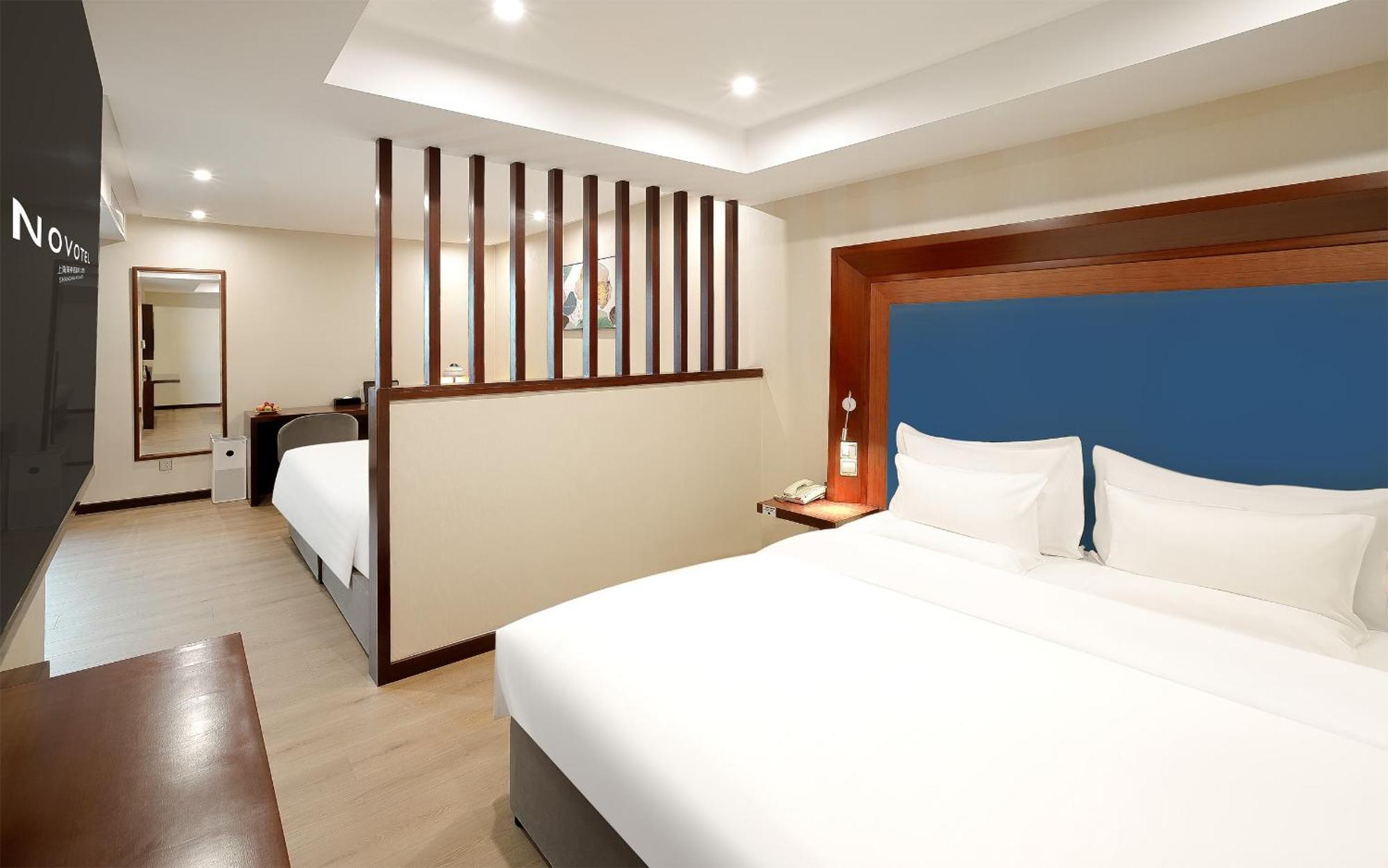 Novotel Atlantis - Breakfast In The Clouds With River View In The Revolving Restaurant & 24hours Free Self-laundry