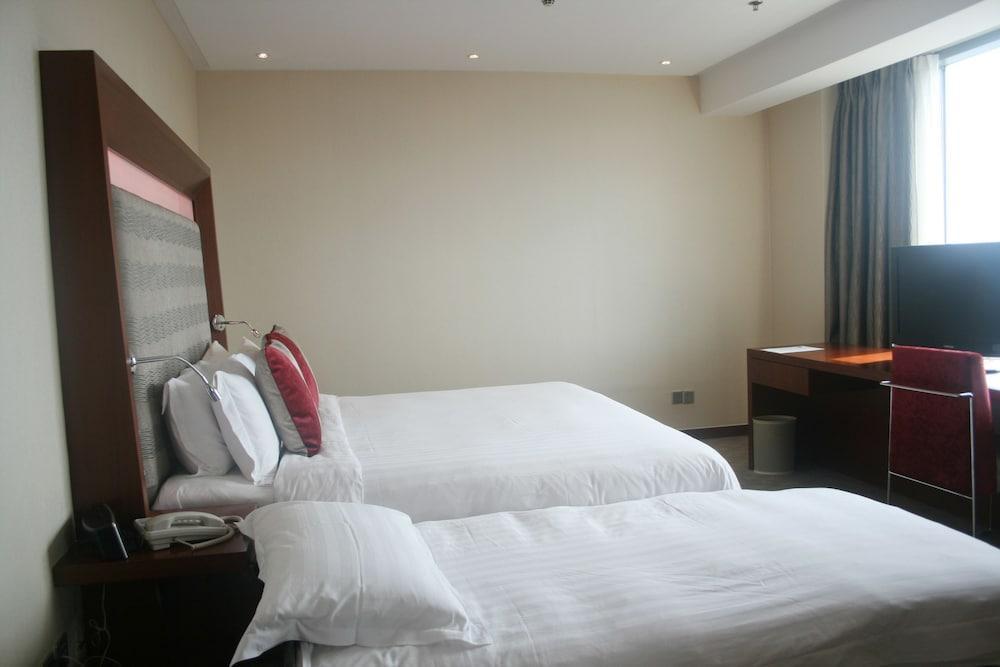 Отель Novotel Atlantis - Price And Value Breakfast In The Clouds With River View In The Revolving Restaurant &24h Free Self-laundry Шанхай