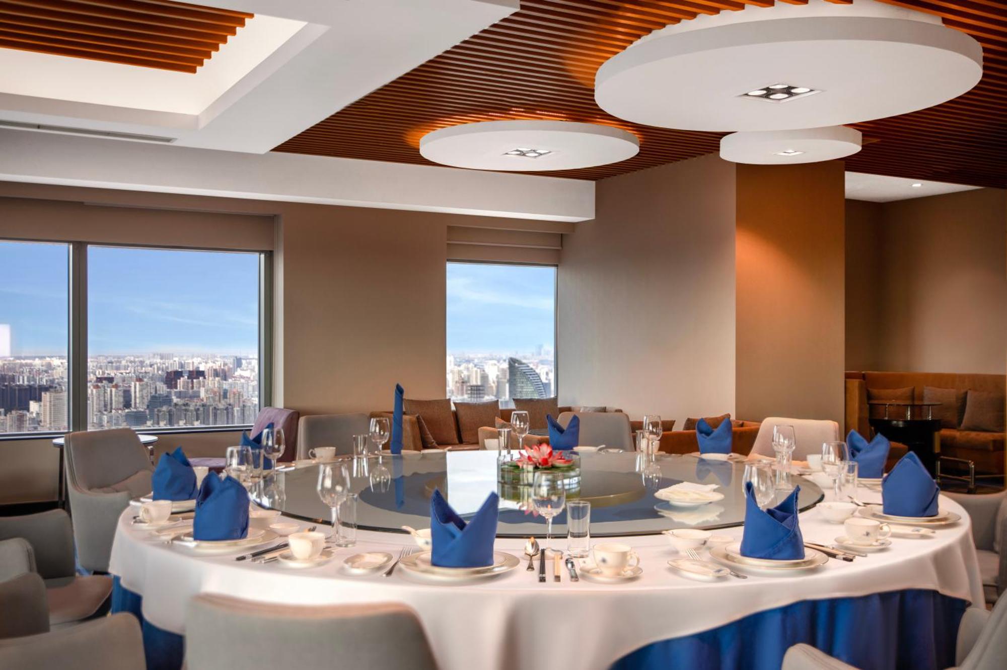 Отель Novotel Atlantis - Price And Value Breakfast In The Clouds With River View In The Revolving Restaurant &24h Free Self-laundry