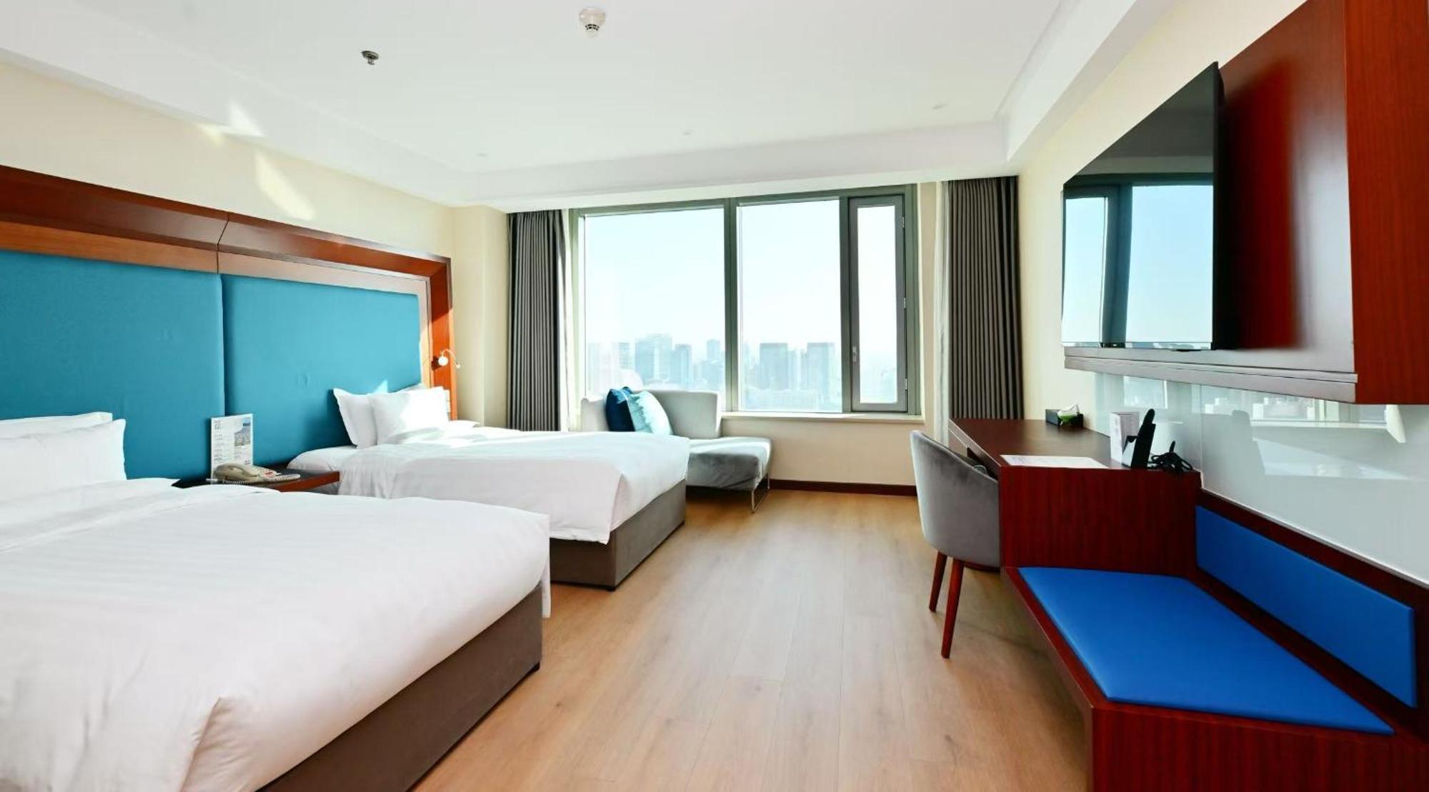 Novotel Atlantis - Price And Value Breakfast In The Clouds With River View In The Revolving Restaurant &24h Free Self-laundry Отель Шанхай