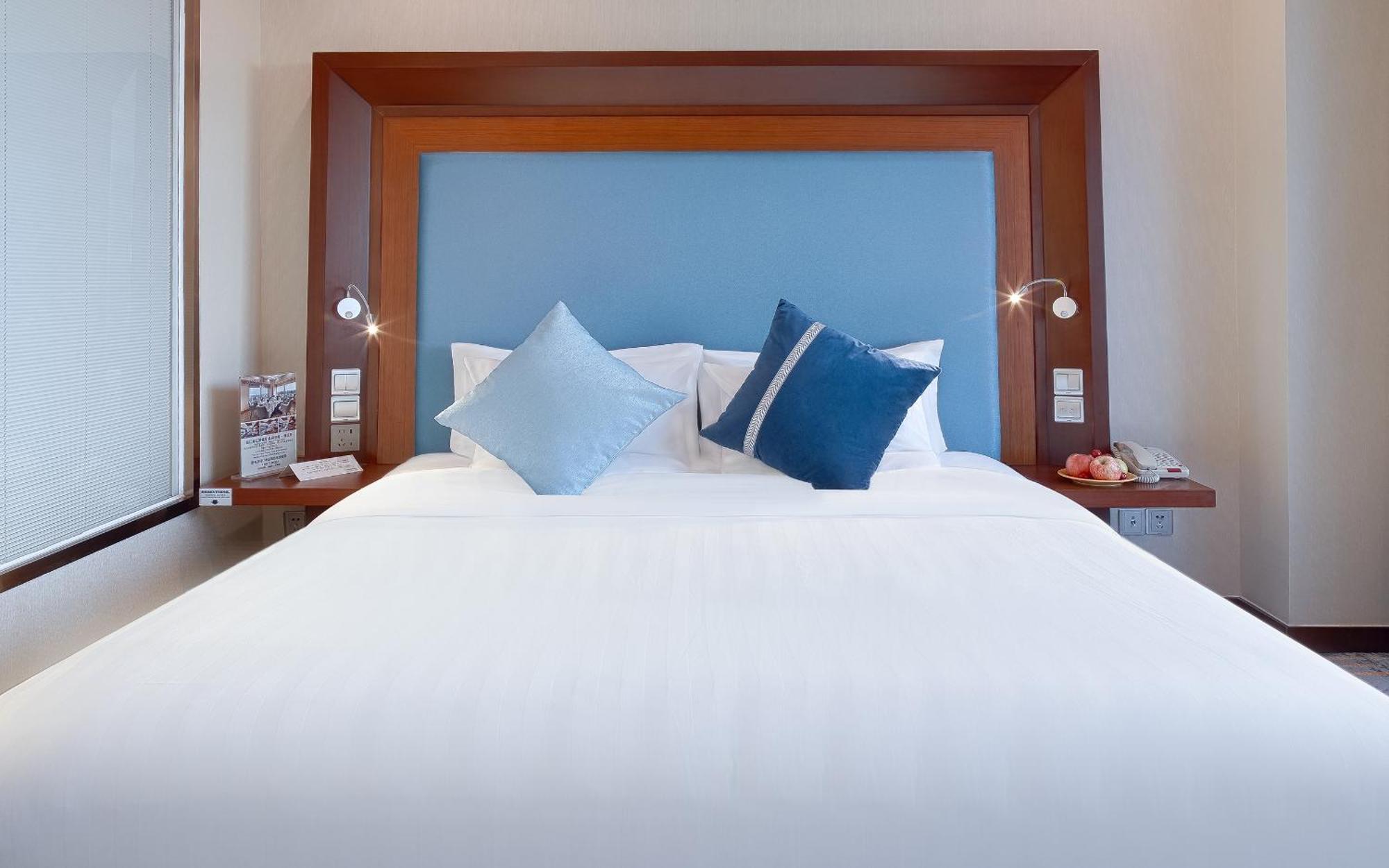 Отель Novotel Atlantis - Price And Value Breakfast In The Clouds With River View In The Revolving Restaurant &24h Free Self-laundry Шанхай