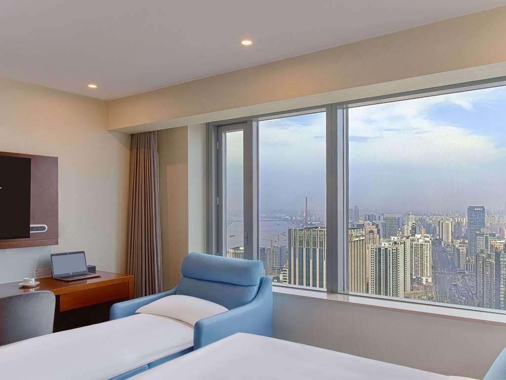 Novotel Atlantis - Price And Value Breakfast In The Clouds With River View In The Revolving Restaurant &24h Free Self-laundry Отель Шанхай