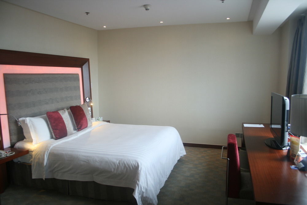 Novotel Atlantis - Price And Value Breakfast In The Clouds With River View In The Revolving Restaurant &24h Free Self-laundry Отель Шанхай