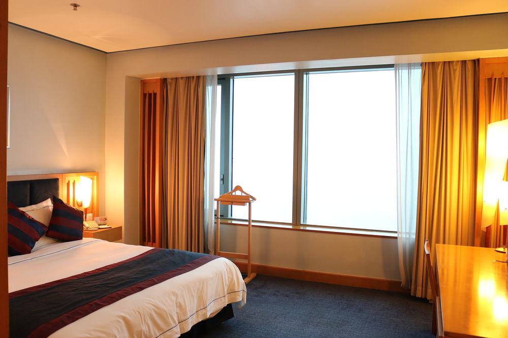 Отель Novotel Atlantis - Price And Value Breakfast In The Clouds With River View In The Revolving Restaurant &24h Free Self-laundry